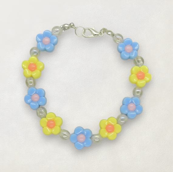 Элегантный браслет для девушки или девочки с цветочками желтого и голубого цветов, яркие бусинки, серебристый