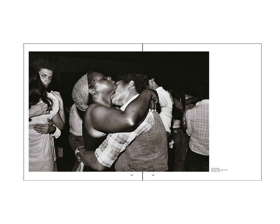 Книга о фотографах женщинах A World History of Women Photographers книги про историю фотографии для фотографов | Зображення 4
