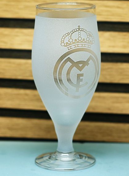 Пивний келих 500 мл Реал Мадрид Real Madrid на ніжці з гравіюванням  подарунок кружка фанату футболу | Зображення 1