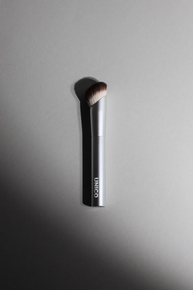Сконшений пензлик UNICO Blush & Contour makeup brush | Зображення 1