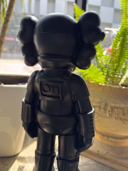 Статуетка Kaws Star Wars Stormtrooper Black дизайнерська фігурка для інтер'єру 70 см чорний kw010 | Зображення 3