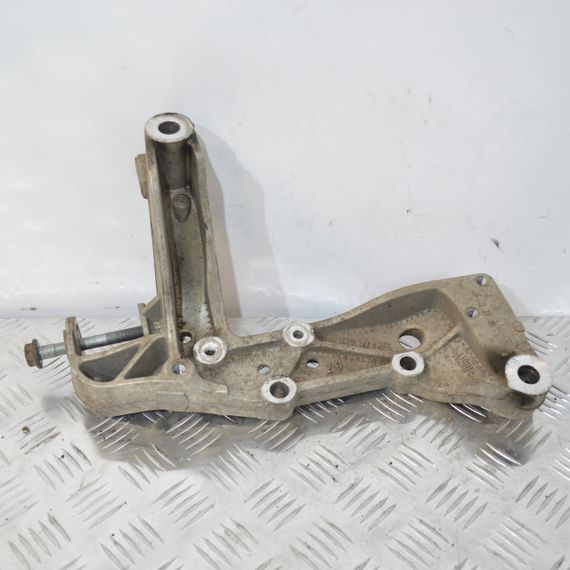 Кронштейн передньої балки правий Skoda Octavia Superb кронштейн важеля перед Шкода Октавія Суперб 1K0199296E