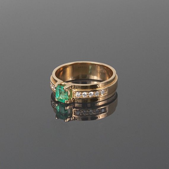 Женское кольцо из красного золота с изумрудом и бриллиантами 16.5