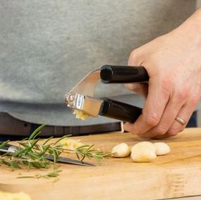 Пресс для чеснока KitchenAid Classic KCG132OHOBE 19 см черный