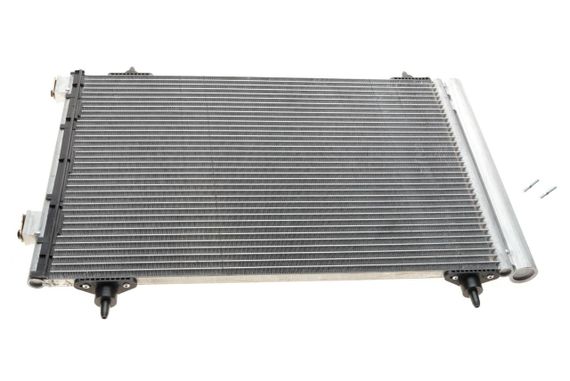Радіатор кондиціонера Citroen Berlingo Peugeot Partner 1.6i 08-18 09005230