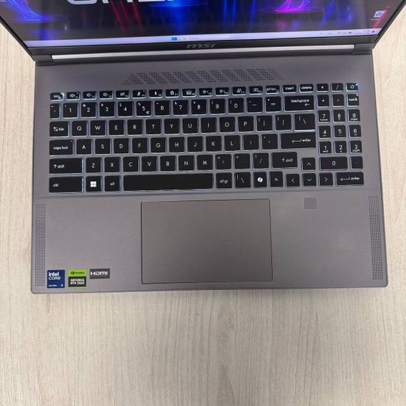 Игровой ноутбук Б-класс MSI Creator 16 AI Studio A1VIG / 16" (3840x2400) IPS / Intel Core Ultra 9 185H (16 (22) ядер по 3.9 - 5.1 GHz) / 32 GB DDR5 / 1000 GB SSD NVMe / nVidia GeForce RTX 4090, 16 GB GDDR6, 256-bit / WebCam б/у | Зображення 2