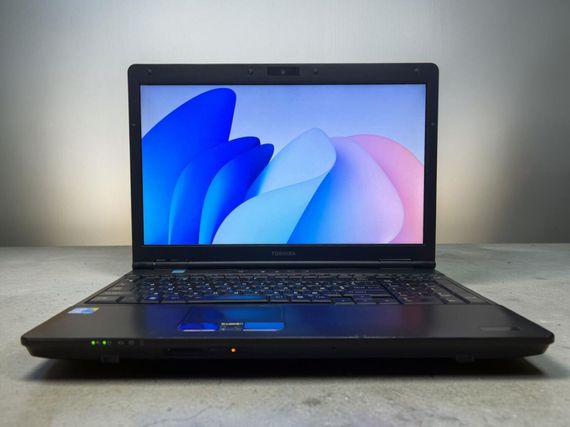 Ноутбук Б-класс Toshiba Tecra A11 / 15.6" (1366x768) TN / Intel Core i3-350M (2 (4) ядра по 2.26 GHz) / 4 GB DDR3 / 120 GB SSD / Intel HD Graphics / WebCam / Без АКБ б/у | Зображення 1