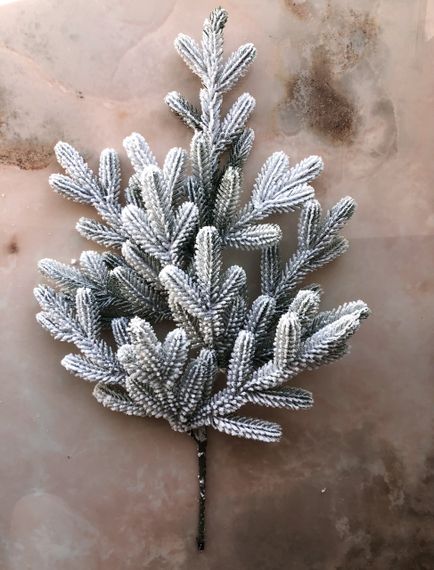 Декоративна гілка штучної хвої Traditional 60 см засніжена | Зображення 4