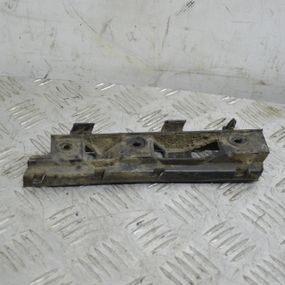 Кріплення переднього бампера праве Volkswagen Passat B6 2005-2010 Кронштейн бампера Фольксваген 3C0807184