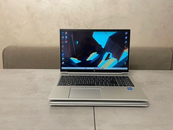 Ультрабук Б-класс HP EliteBook 850 G8 / 15.6" (1920x1080) IPS Touch / Intel Core i5-1145G7 (4 (8) ядра по 2.6 - 4.4 GHz) / 16 GB DDR4 / 256 GB SSD / Intel Iris Xe Graphics / WebCam б/у + Подарок Проводная мышь / USB | Зображення 1