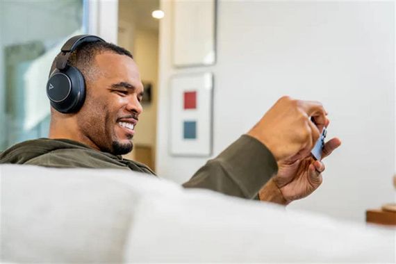 Гарнитура компьютерная стерео On-ear Poly Voyager Surround 85-M с подставкой для подзарядки 8G7T8AA | Зображення 4