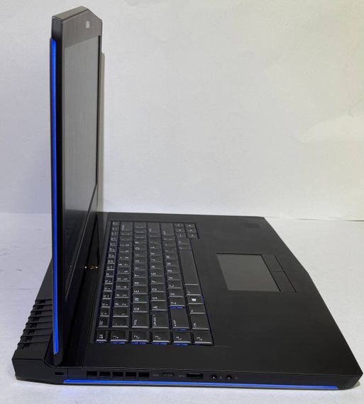 Ігровий ноутбук Dell Alienware 15 R3 / 15.6" (1920x1080) IPS / Intel Core i7-7700HQ (4 (8) ядра по 2.8 - 3.8 GHz) / 32 GB DDR4 / 512 GB SSD / nVidia GeForce GTX 1070, 8 GB GDDR5, 256-bit / WebCam б/в | Зображення 5