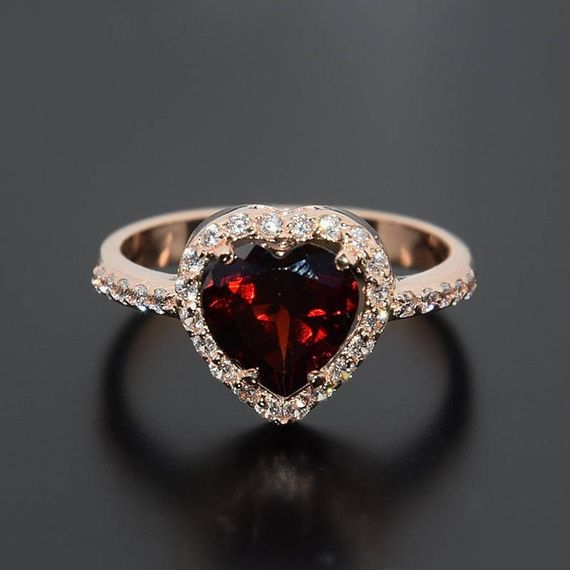Кольцо из красного золота с гранатом в форме сердца и фианаитами 21.5