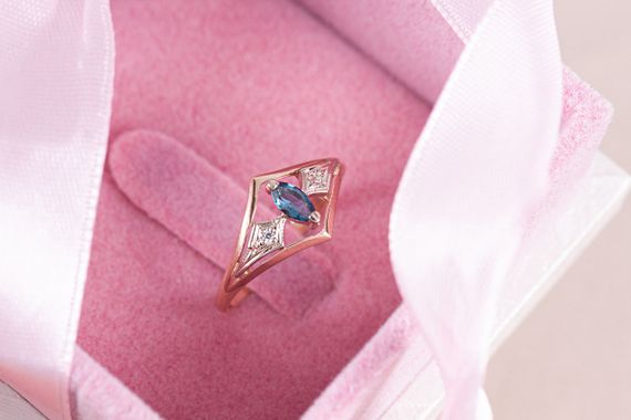 Кольцо из красного и белого золота с топазом 20.5 | Зображення 2