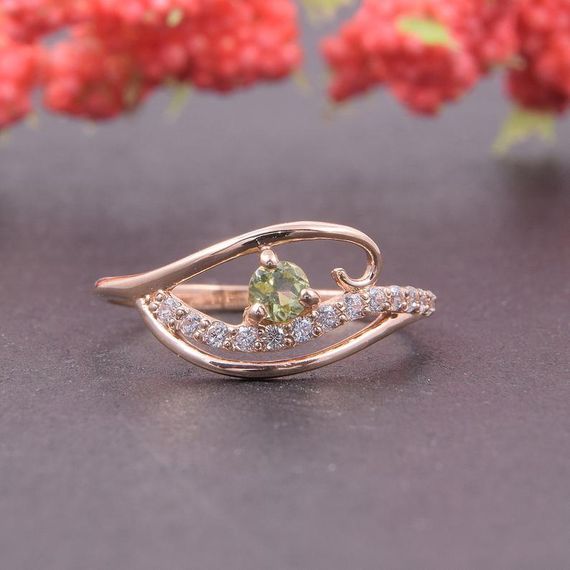 Кольцо из красного золота с хризолитом 18.5