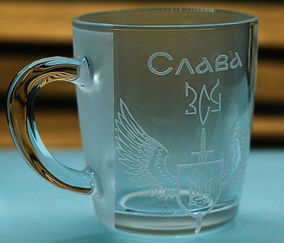 Подарункова скляна чашка для чаю кави 350 мл із гравіюванням напису Слава ЗСУ | Зображення 1
