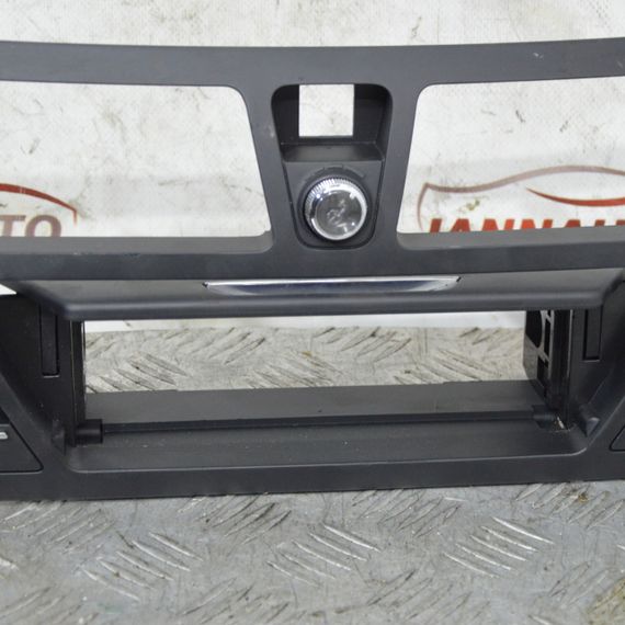 Накладка торпедо центральна Citroen C4 Picasso 2006-2013 Решітка дефлектора центральна Сітроен 9683265680 | Зображення 2