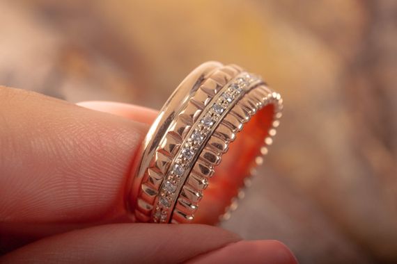 Обручальное кольцо из красного и белого золота с фианитами 16 | Зображення 6