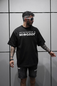 Футболка з мерчем