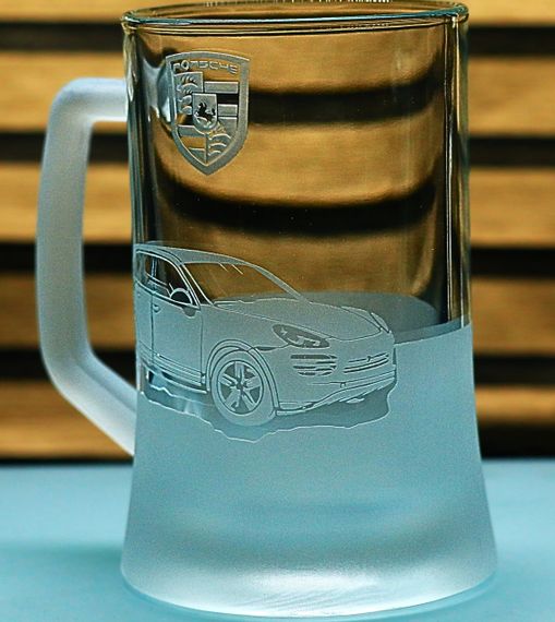 Подарунковий пивний келих 670 мл з гравіюванням автомобіля машини Porsche Cayenne Порше Кайєн | Зображення 1