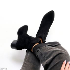 Черные замшевые ботинки козаки на флисе на среднем каблуке