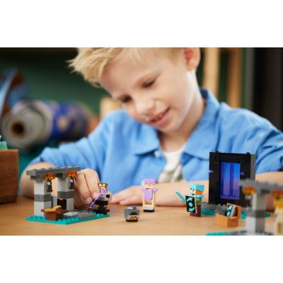 Конструктор LEGO Minecraft Зброярня 203 деталей (21252) | Зображення 3