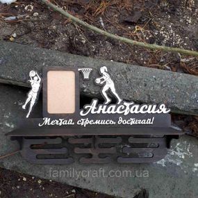 Медальниця з фоторамкою і полицею для кубків Дерев'яний тримач для медалей Органайзер для нагород Баскетбол тримач для медалей