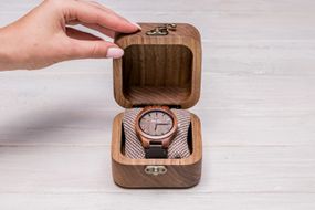 Цельная шкатулка для одних часов с деревянной крышкой