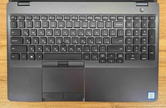 Ультрабук Dell Latitude 5500 / 15.6" (1366x768) TN / Intel Core i7-8665U (4 (8) ядра по 1.9 - 4.8 GHz) / 16 GB DDR4 / 512 GB SSD / Intel UHD Graphics / WebCam / USB Type-C / Windows 10 б/в + Подарунок бездротова миша / USB | Зображення 2
