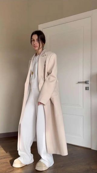 Женское стильное длинное пальто прямого кроя из кашемира без утеплителя с поясом цвет молочный | Зображення 1