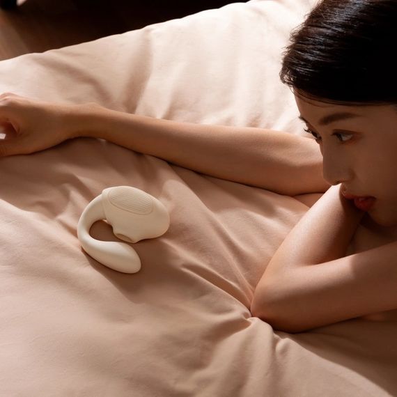 Вібратор 3-в-1 BeYourLover TILLY з вакуумом, додатком, пульсацією та управлінням стисканням, бежевий Sex Aura | Зображення 8