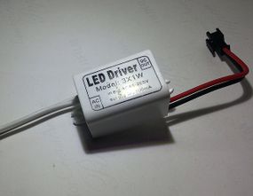 Импульсный драйвер  в пластиковом корпусе 3x1W 220V, 300mA