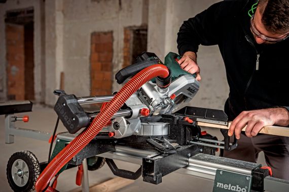 Пила торцовочная Metabo KGS 216 M с протяжкой, 1200Вт, диск 215мм, пропил 70/40мм, 13/4кг (613216000) | Зображення 2