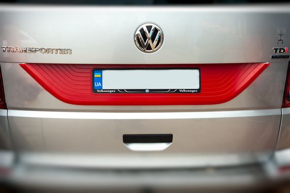 Пластикова накладка на кришку багажника Червона для Volkswagen T6 2015-2024, рр | Зображення 3