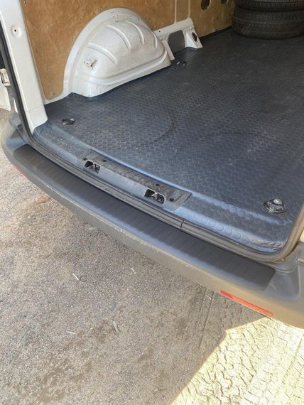 Накладка на задний бампер с загибом (ABS-пластик) Глянцевая для Volkswagen T5 Transporter 2003-2010 гг. | Зображення 6