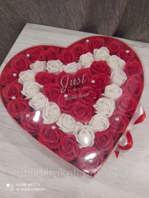 Букет із 35 мильної троянди в коробці-серце "З любов'ю"