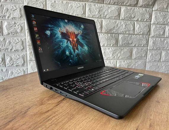 Ноутбук Samsung NP800G5H 15,6 FHD IPS i7 7700HQ 16Gb SSD256Gb+HDD1Tb GTX1060 Б/В | Зображення 2