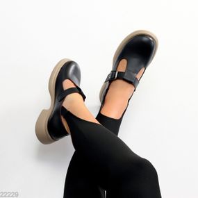 Чорні шкіряні демі туфлі на ремінці натуральна шкіра на бежевій підошві