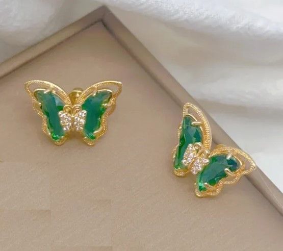 Сережки Liresmina Jewelry модні золотисті сережки з камінням Смарагдові метелики гвоздики пусети | Зображення 1