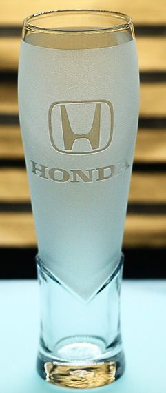 Пивний келих крафтовий 440 мл з гравіюванням Honda подарунок для автолюбителя кухоль з лого Хонда | Зображення 1