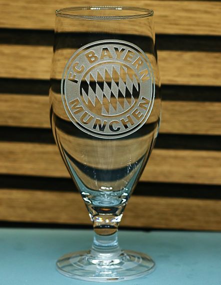 Подарунковий келих для пива соку води на ніжці 500 мл з гравіюванням  лого футбольного клуба ФК Баварія глянсовий