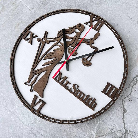 Настінний годинник з дерева для юриста з Фемідою Подарунок адвокату, судді, іменний декор кабінету | Зображення 1