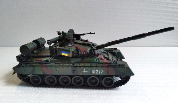 Танк Т-80УД Масштабна модель з неймовірною деталізацією 1:35 | Зображення 1