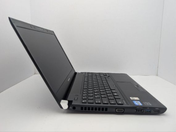 Ноутбук Toshiba Portege R930 / 14" (1366x768) TN / Intel Core i5-3340M (2 (4) ядра по 2.7 - 3.4 GHz) / 8 GB DDR3 / 320 GB HDD / Intel HD Graphics 4000 / WebCam / DVD-ROM б/в | Зображення 3