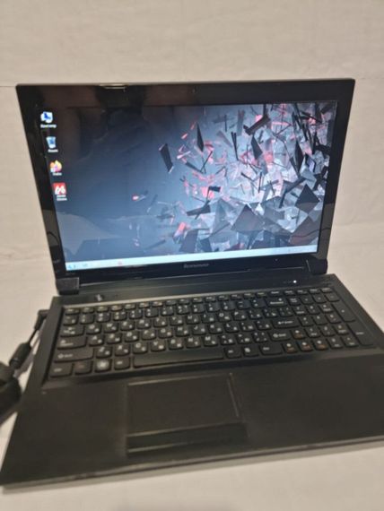 Ноутбук Б-класс Lenovo B570e / 15.6" (1366x768) TN / Intel Core i3-2350M (2 (4) ядра по 2.3 GHz) / 8 GB DDR3 / 80 GB HDD / nVidia GeForce 410M, 1 GB DDR3, 64-bit / WebCam / DVD-RW / Win 7 / АКБ не держит б/у | Зображення 1