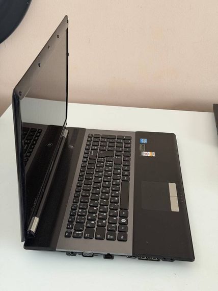 Ноутбук Б-клас Samsung NP-RC730 / 17.3" (1600x900) TN / Intel Core i7-2630QM (4 (8) ядро по 2.0 - 2.9 GHz) / 8 GB DDR3 / 500 GB HDD / nVidia GeForce GT 540M, 1 GB GDDR3, 128-bit / WebCam / DVD-ROM / Windows б/в | Зображення 3