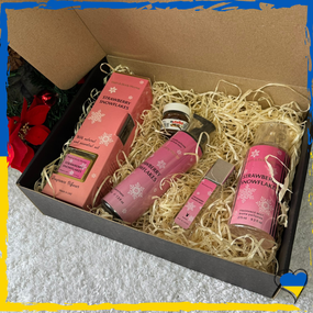 Подарунковий набір жіночий Bath & Body Works Strawberry Snowflakes 4в1