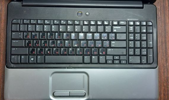Ноутбук HP Compaq Presario CQ60 / 15.6" (1366x768) TN / Intel Celeron 585 (1 ядро з 2.16 GHz) / 4 GB DDR2 / 250 GB HDD / Intel GMA 4500M Graphics / WebCam / DVD-ROM / Windows 7 / АКБ не тримає б/в | Зображення 2