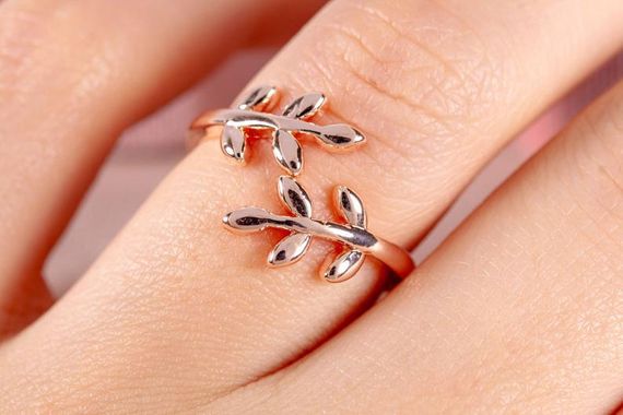 Кольцо веточка из красного золота 19