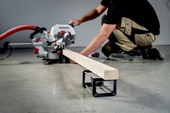 Пила торцовочная Metabo KGS 216 M с протяжкой, 1200Вт, диск 215мм, пропил 70/40мм, 13/4кг (613216000) | Зображення 6